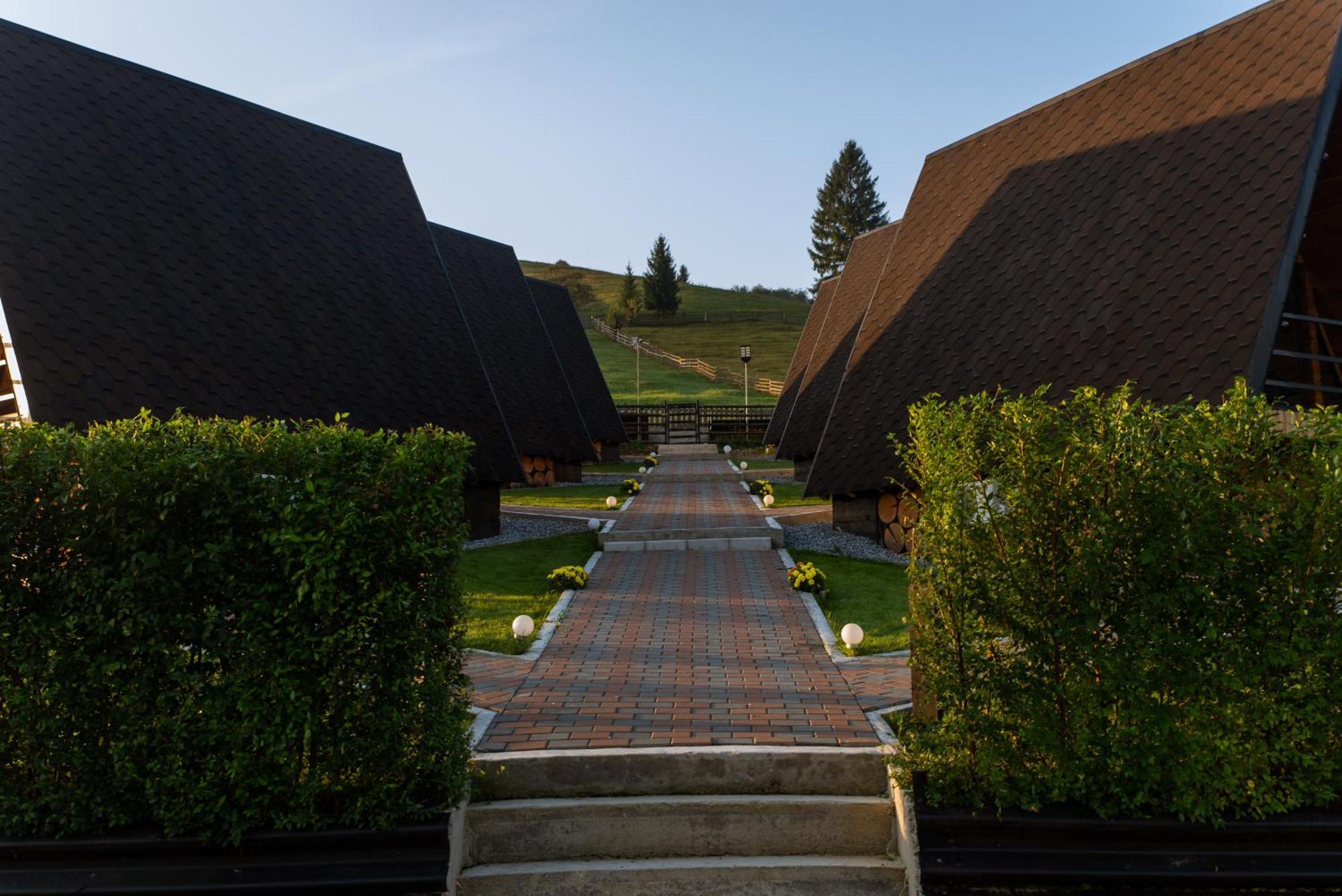 A Pisc Hotell Vatra Moldoviţei Exteriör bild