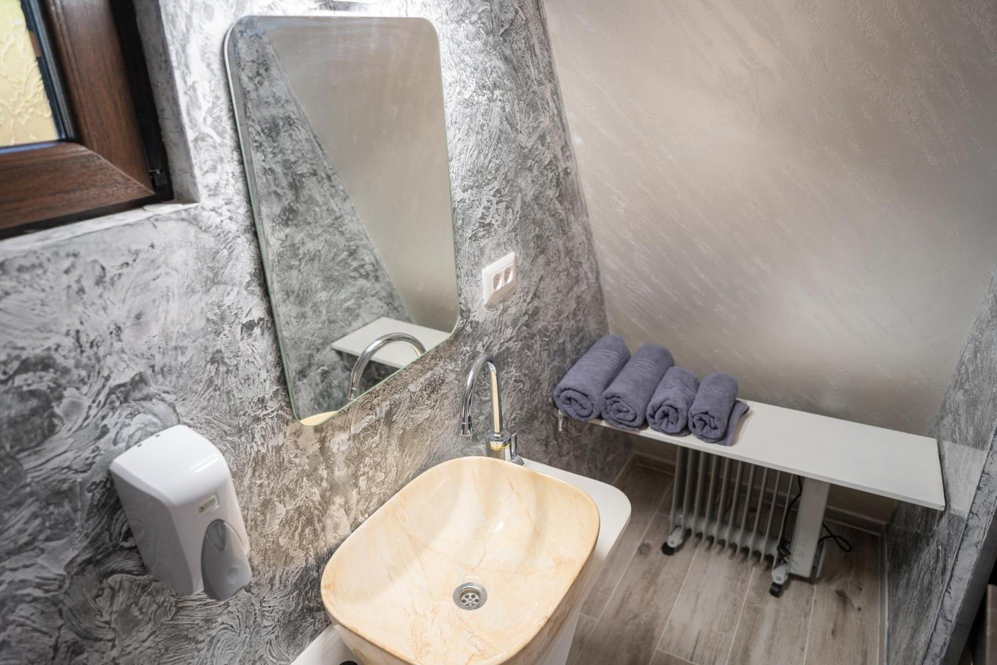A Pisc Hotell Vatra Moldoviţei Exteriör bild