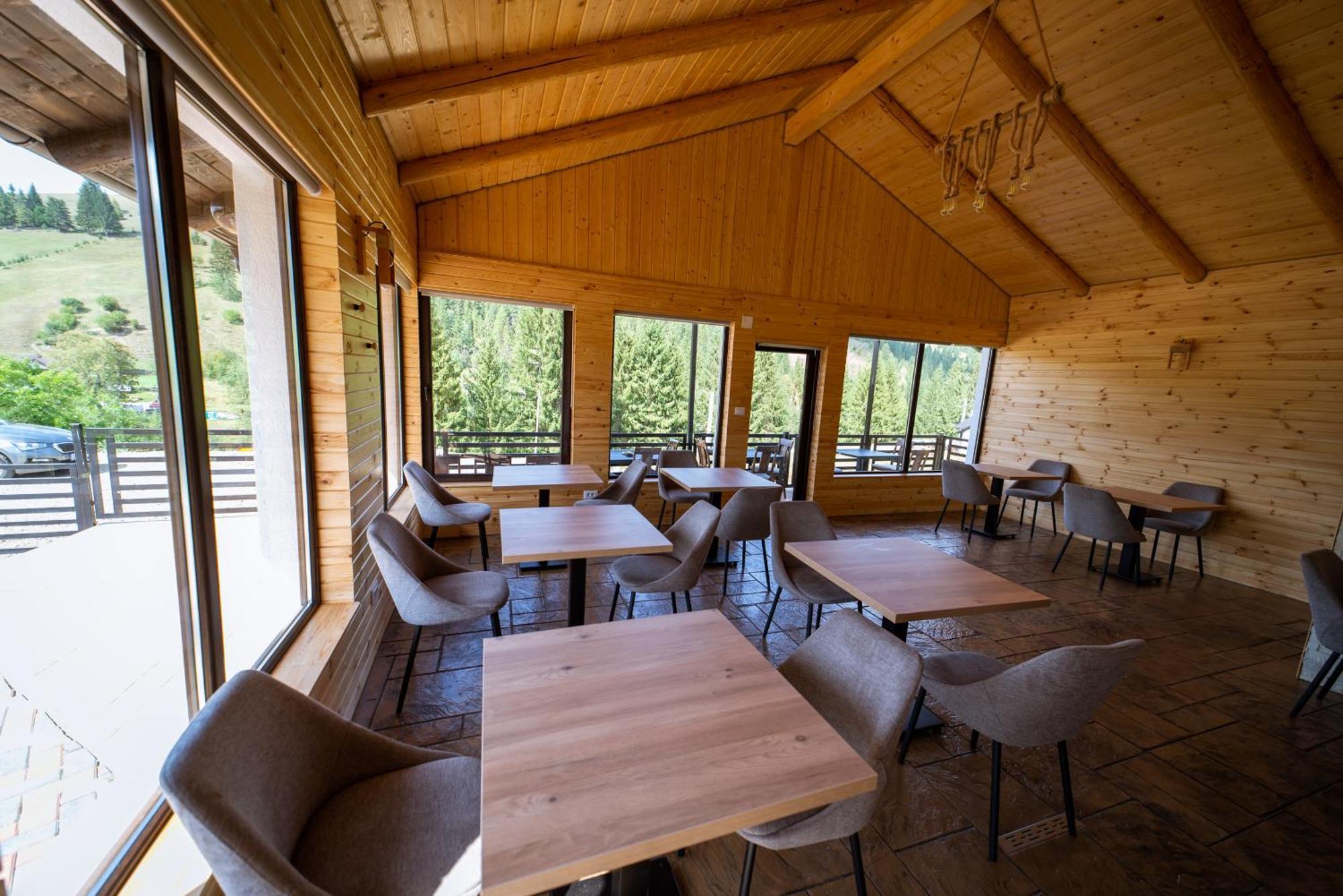 A Pisc Hotell Vatra Moldoviţei Exteriör bild
