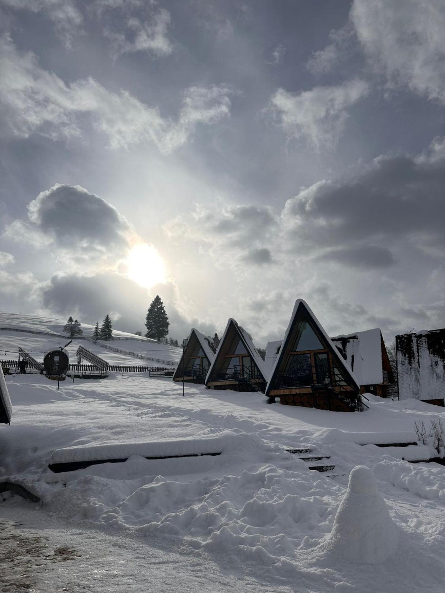 A Pisc Hotell Vatra Moldoviţei Exteriör bild